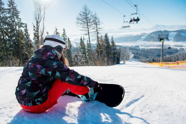 스키 슬로프에 스노 여자 — 스톡 사진