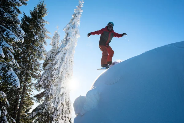 Αρσενικό snowboarder οδηγείτε σε κατηφόρα — Φωτογραφία Αρχείου