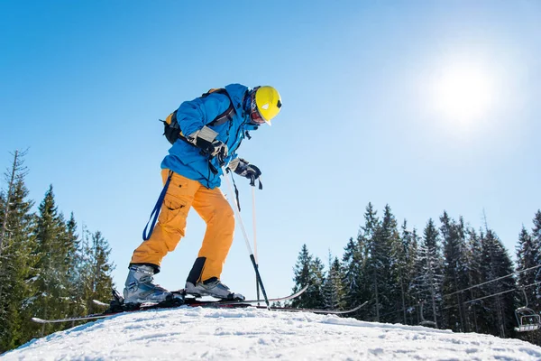 Esquiador em pé no topo da colina — Fotografia de Stock