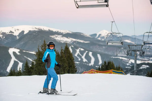 Glimlachend skiën vrouw — Stockfoto