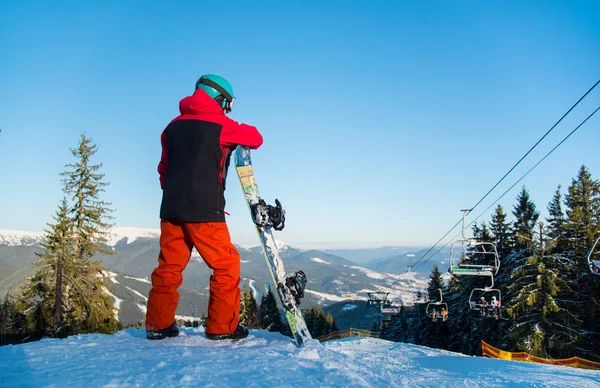 onun snowboard ile ayakta snowboarder