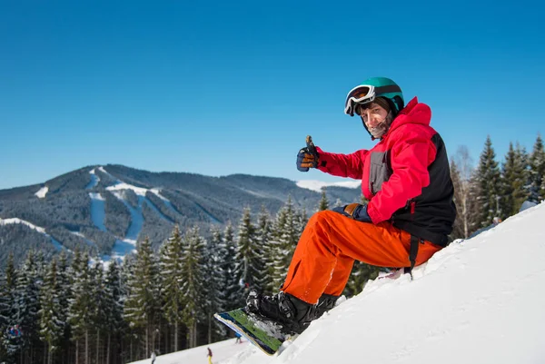 Ευτυχισμένος snowboarder κάθεται — Φωτογραφία Αρχείου