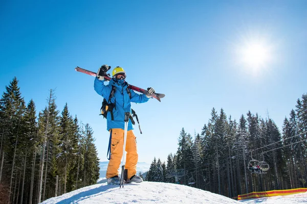 Skifahrer steht auf einem verschneiten Hang — Stockfoto