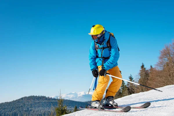 Ο άνθρωπος σκιέρ στο πολύχρωμο εξοπλισμό σκι — Φωτογραφία Αρχείου