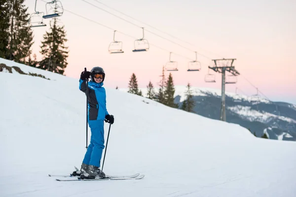 Kvinna skidåkare står i snowberg — Stockfoto