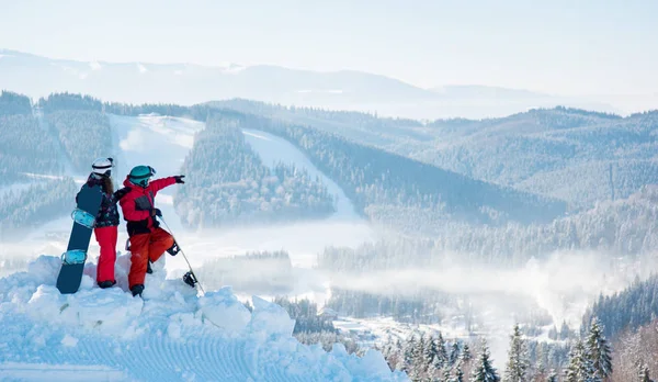 Snowboarders op de top van een berg — Stockfoto
