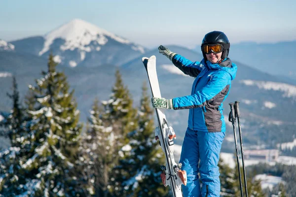 女子滑雪运动员站在一座山的顶上 — 图库照片