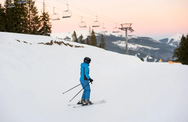Esquiadora en medio de la pista de esquí —  Fotos de Stock