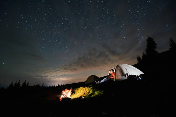 Un par de turistas acampando por la noche — Foto de Stock