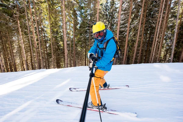 Profi-Skifahrer macht Selfie — Stockfoto