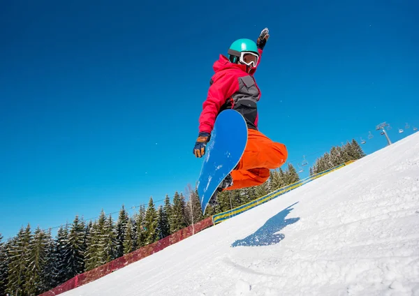 Snowboardzista skoki w powietrzu — Zdjęcie stockowe