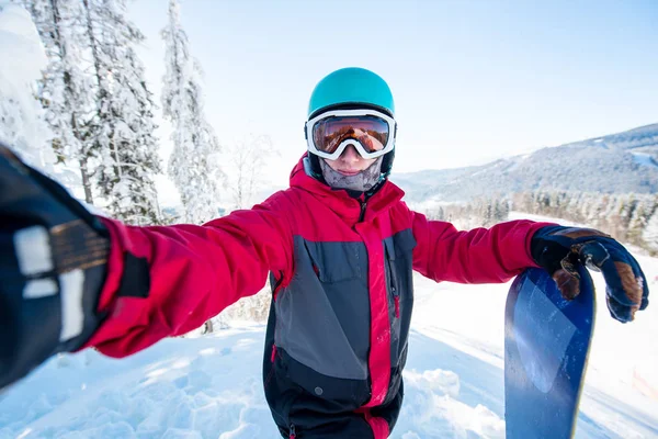 Snowboarder prendere un selfie — Foto Stock