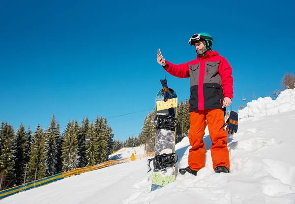 Αρσενικό snowboarder λήψη φωτογραφιών — Φωτογραφία Αρχείου