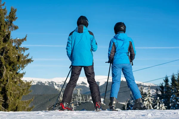 Hombre y mujer esquiadores de pie en la montaña — Foto de Stock