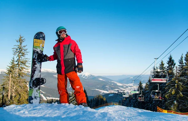 onun snowboard ile ayakta snowboarder