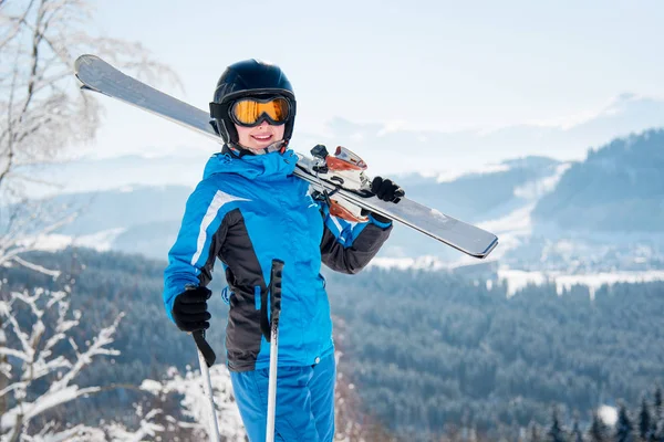 Skifahrer lächelt in die Kamera — Stockfoto