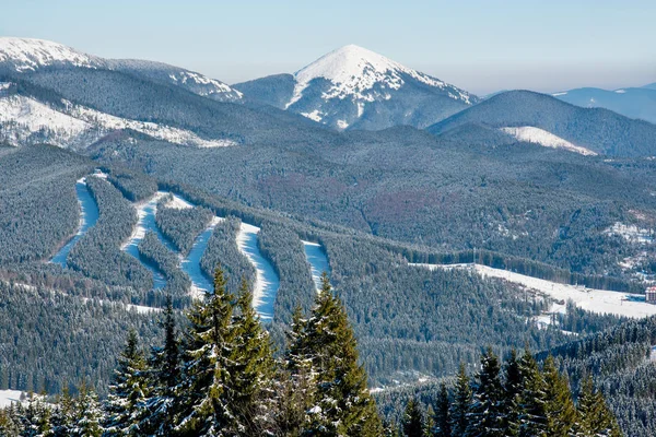Utsikt över vackra snöiga bergen — Stockfoto