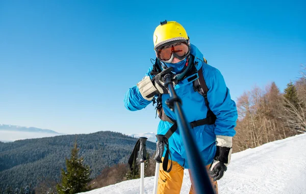 男性的滑雪者采取自拍照 — 图库照片