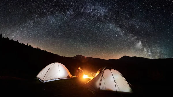 Couple de touristes la nuit camping — Photo