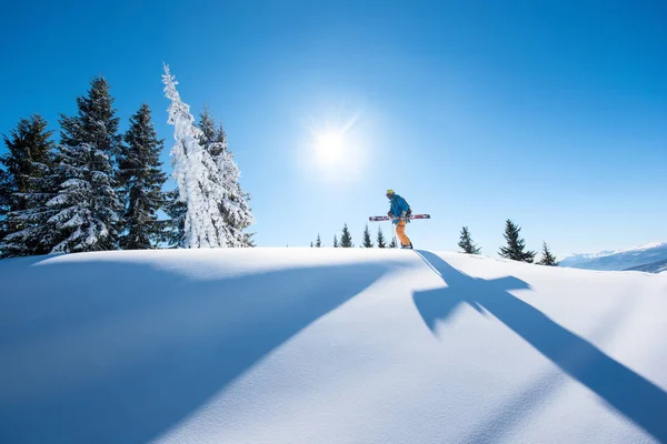 山の頂上に歩いてスキーヤー — ストック写真