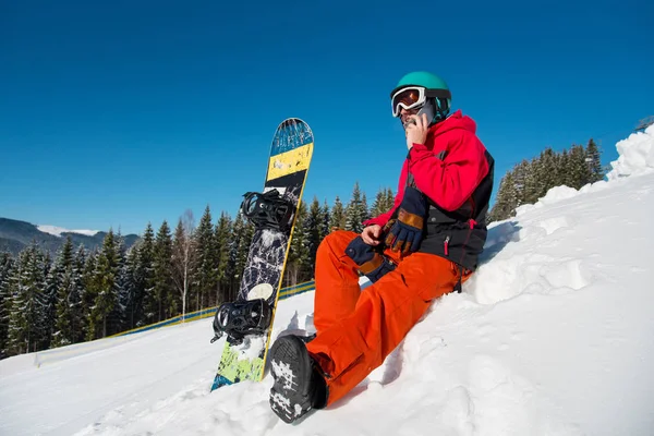 Snowboarder seduto sul pendio — Foto Stock
