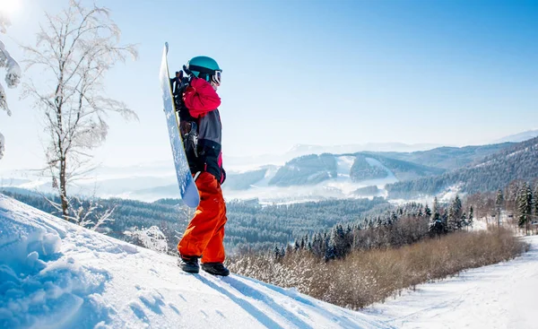 Snowboarder freerider στέκεται στην κορυφή — Φωτογραφία Αρχείου