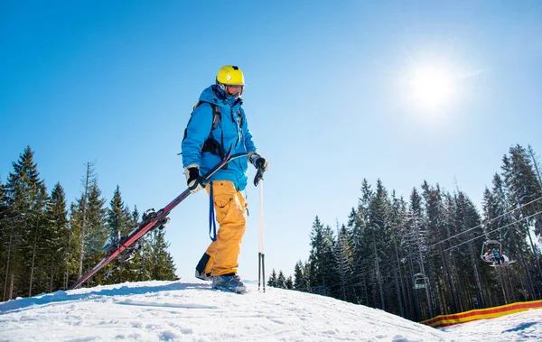 Skifahrer beim Wandern in den Bergen — Stockfoto