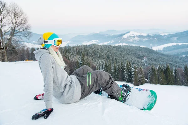 Snowboarder κάθεται στο χιόνι — Φωτογραφία Αρχείου