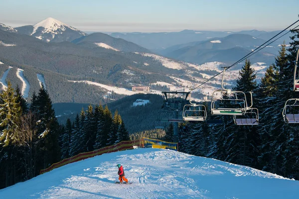 dağlarda at binme snowboarder 
