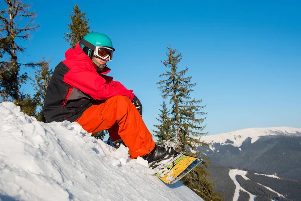 Snowboarder, απολαμβάνοντας καταπληκτική θέα των χιονισμένα βουνά — Φωτογραφία Αρχείου