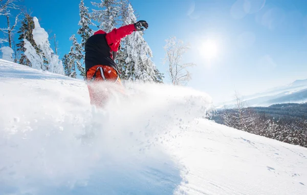 Snowboarder andando na encosta — Fotografia de Stock
