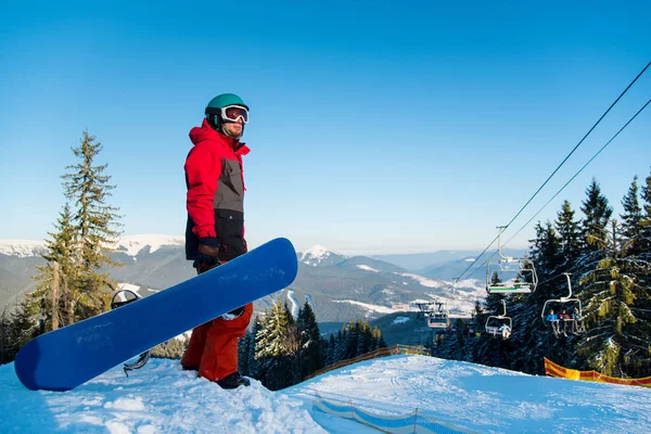 Snowboarder állva havas lejtő — Stock Fotó