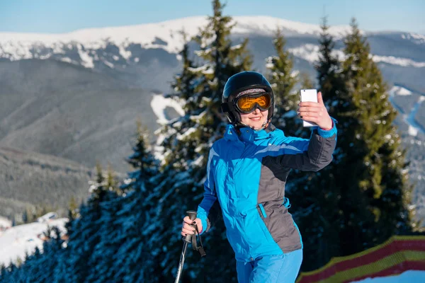 Woman skier smiling taking a selfie — Stock Photo, Image