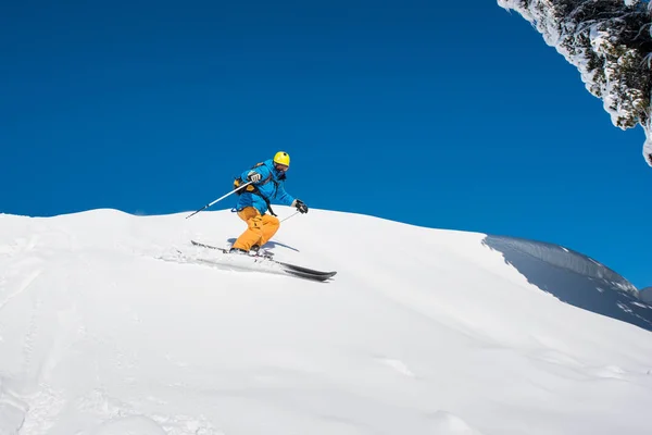 Freeride skier skiing in the Carpathians mountains — Stock Photo, Image