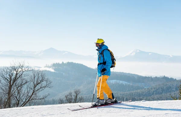 Skifahrer in den Bergen — Stockfoto