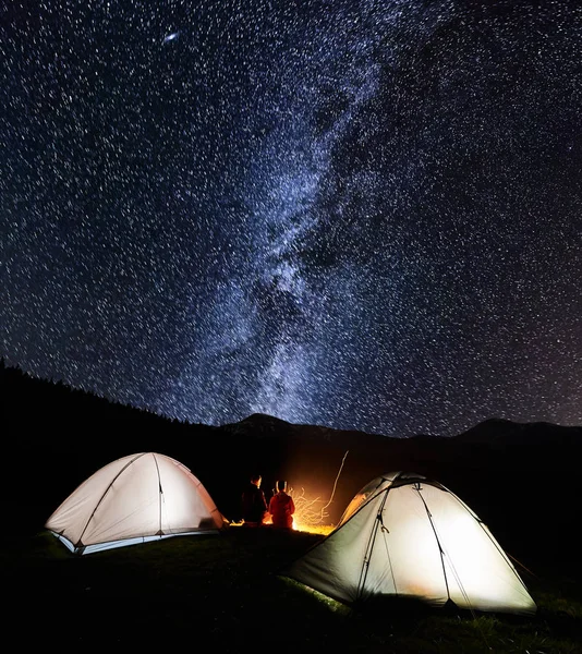 Un par de turistas acampando por la noche — Foto de Stock