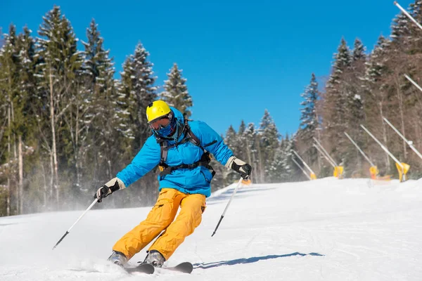 男性滑雪山上滑雪 — 图库照片