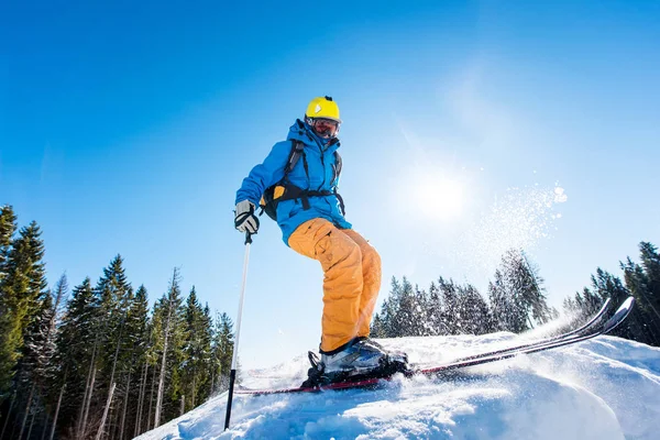 Narciarz, ciesząc się na nartach na stoku — Zdjęcie stockowe