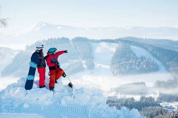 Bir dağın tepesinde snowboard — Stok fotoğraf