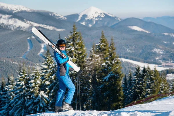 女子滑雪运动员，站在一座小山的顶上 — 图库照片