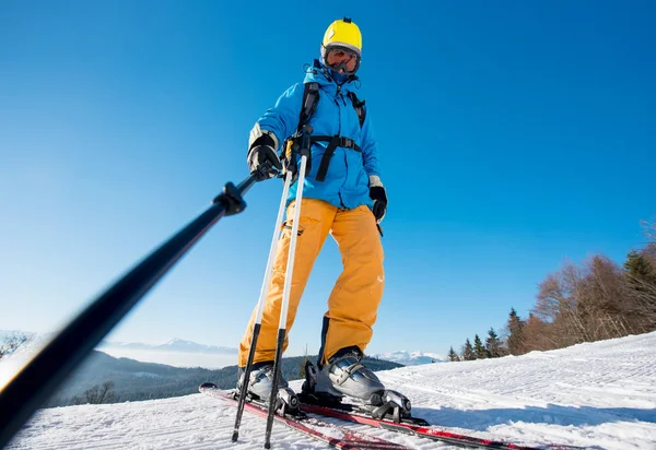 男性的滑雪者采取自拍照 — 图库照片