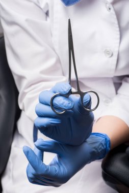 Diş hekimi holding diş aracı. Ortodontik tedavi. Diş Hekimliği