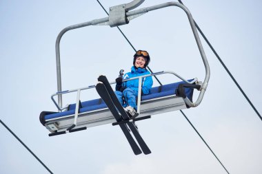 Mavi ski elbiseli kadın kayakçı