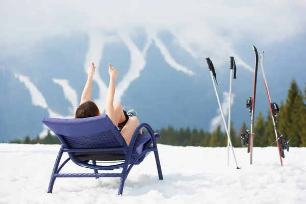 Dziewczyna na wzgórzu z sprzętu narciarskiego — Zdjęcie stockowe