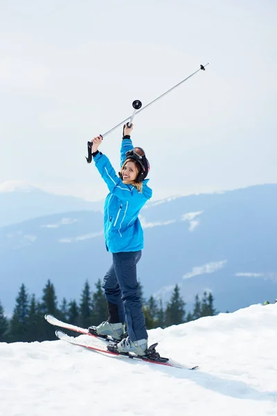 Menina esquiador em terno de esqui azul — Fotografia de Stock