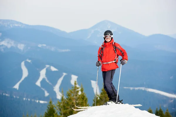 Man skiër permanent op de top van helling — Stockfoto