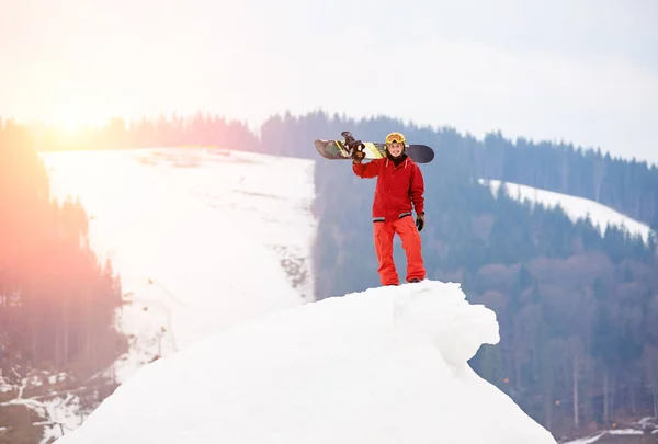 Karlı tepe üstünde duran snowboarder — Stok fotoğraf