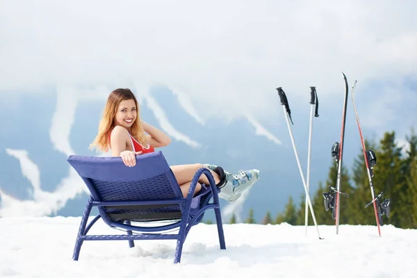 Schneeberge und Frau im Mieder — Stockfoto