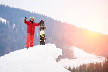 snowboard elinde olan adam