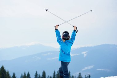 Kadın kayakçı arka görünümü 